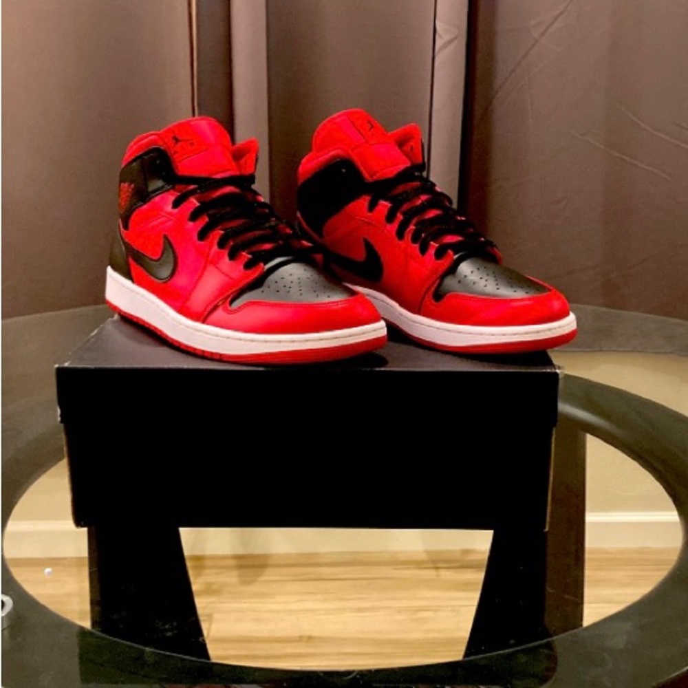 Air Jordan 1 Mid Reverse Bred